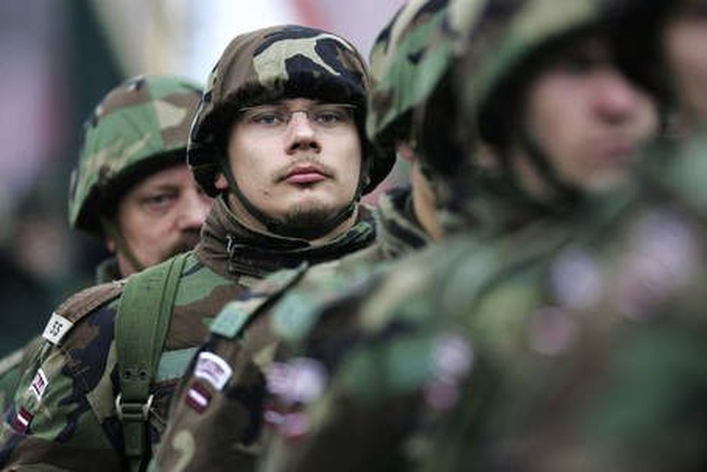 Латвийские военнослужащие участвуют в параде.