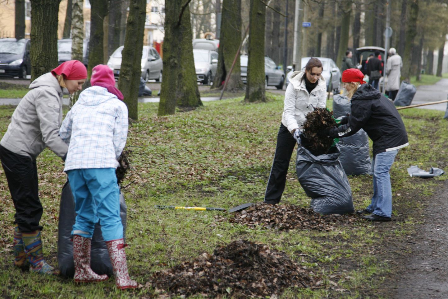 Добровольцы участвуют в первомайской уборке "Сделаем!" в центре Таллинна. Иллюстративный снимок.