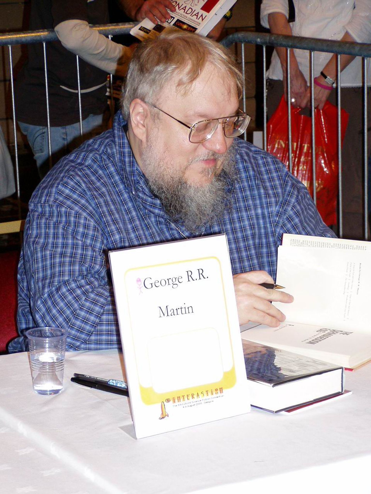 Maailmakuulus ulmekirjanik George R. R. Martin autogramme jagamas.