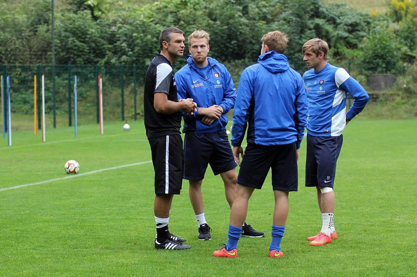Henri (vasakult teine) ja Hannes Anier (vasakult kolmas) koos meeskonna peatreeneri Tomislav Stipici (vasakul) ning leedulasest tiimikaaslase Arvydas Novikovasega.