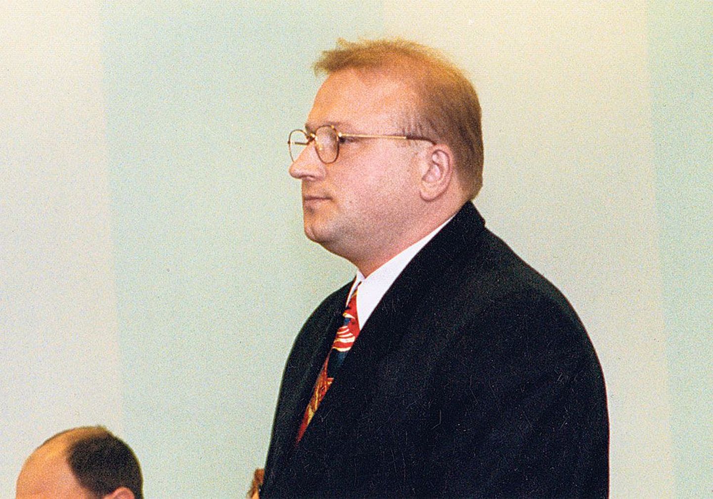 На этой старой фотографии Владимир Асташов предстает перед судом вместе с казанской преступной группировкой.