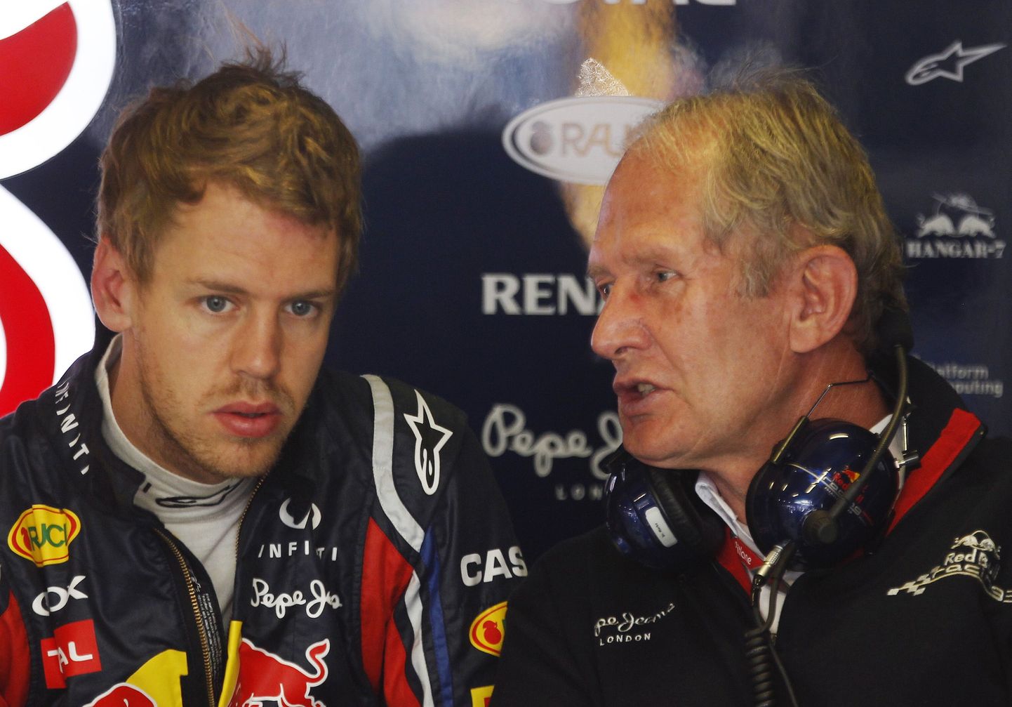 Helmut Marko (paremal) ja Sebastian Vettel 2011. aastal, kui sakslane sõitis veel Red Bulli võistkonnas.