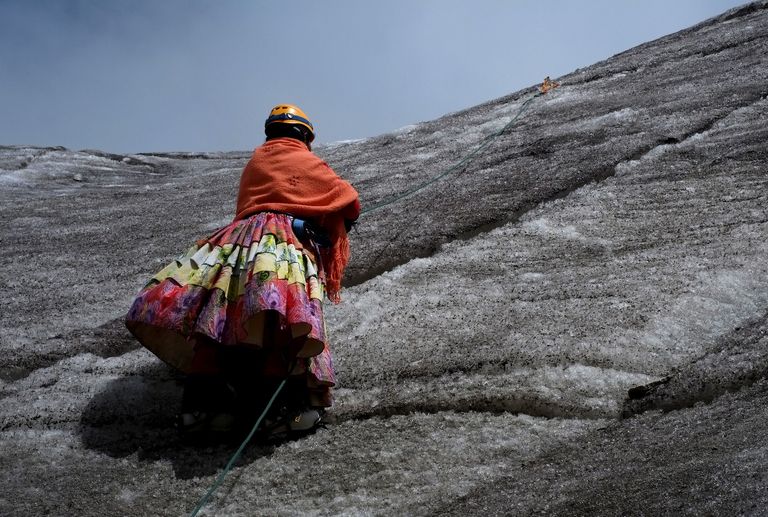 Boliivia. Pärismaalane harjutab ronimist Huayna Potosi mäel. 