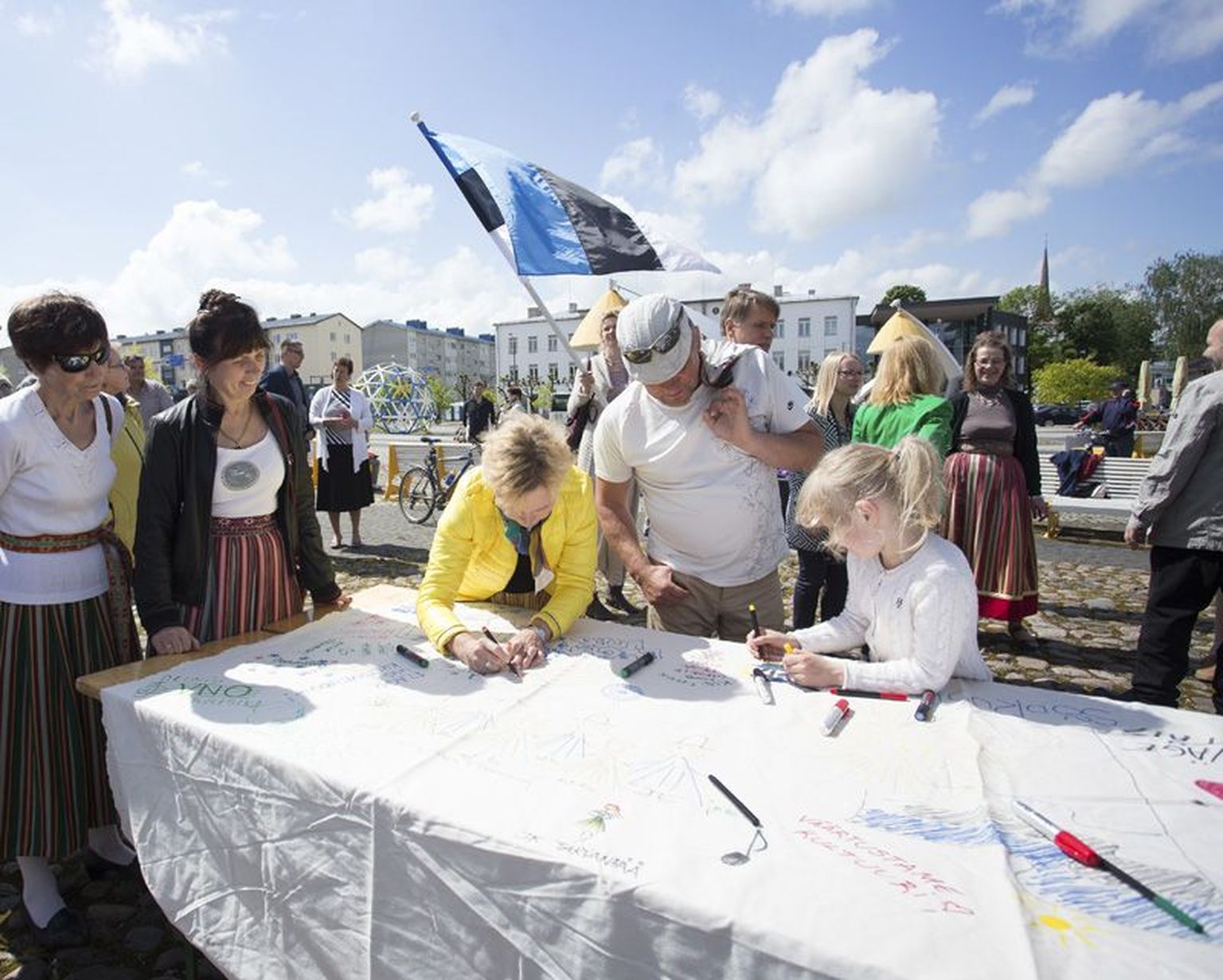 Kohaletulnud kultuurisõbrad said joonistada oma mõtted soovide linale.