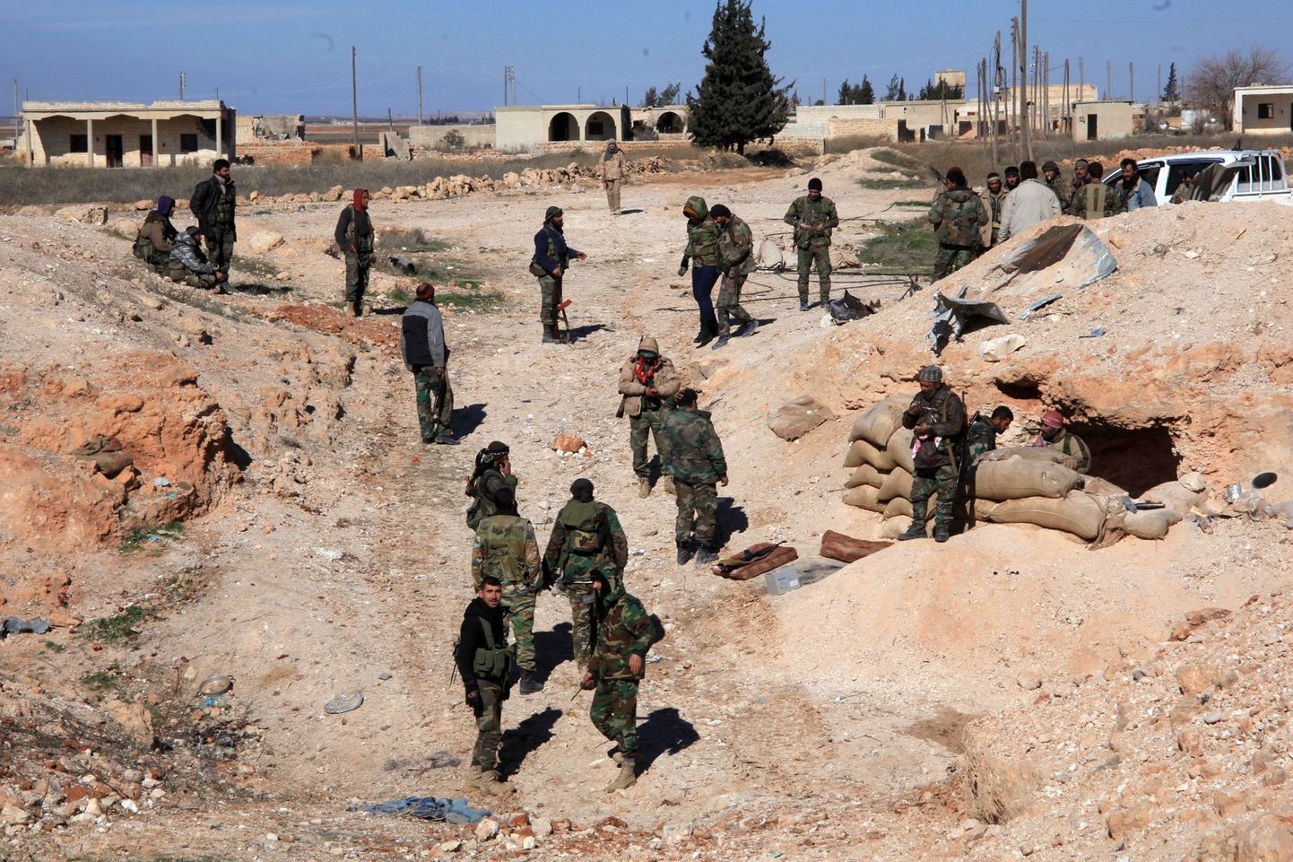 Süüria valitsusväed Aleppo lähistel. 


 / AFP / GEORGES OURFALIAN /