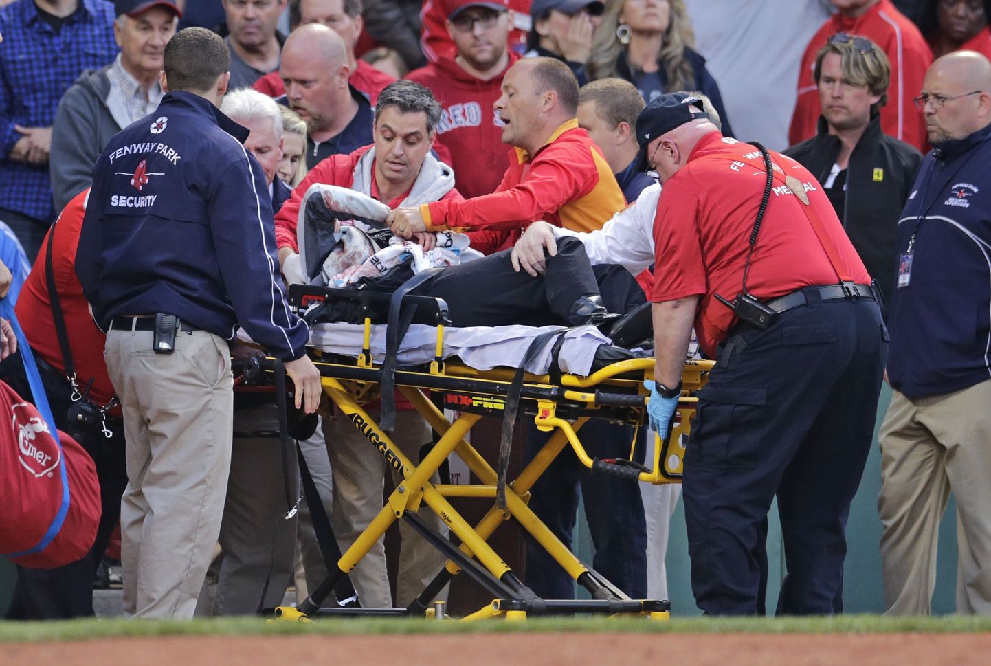В Бостоне во время бейсбольного матча с участием местной команды «Бостон Ред Сокс» произошел несчастный случай, в результате которого тяжелую травму получила одна из болельщиц.