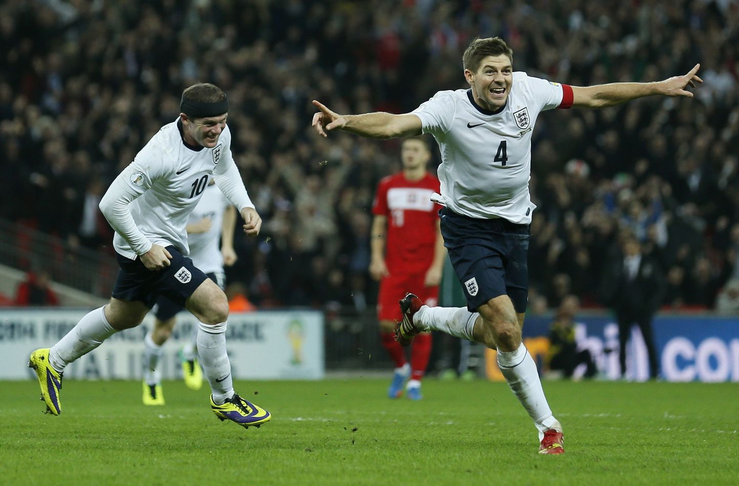 Steven Gerrard (paremal) ja Wayne Rooney tähistamas Poola vastu löödud väravat.