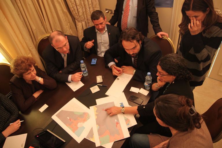 Встреча депутатов ЕП со Стефанией Кури (указывает на карту) Фото: