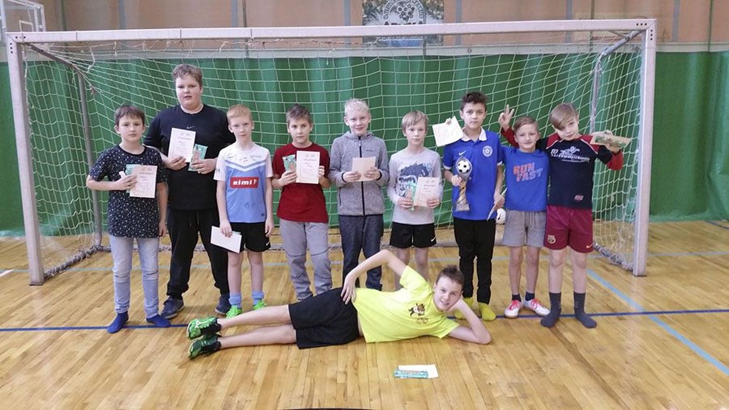 Kuni viienda klassi õpilaste koolidevahelise saalijalgpalliturniiri võitis Jakobsoni kooli esindus.