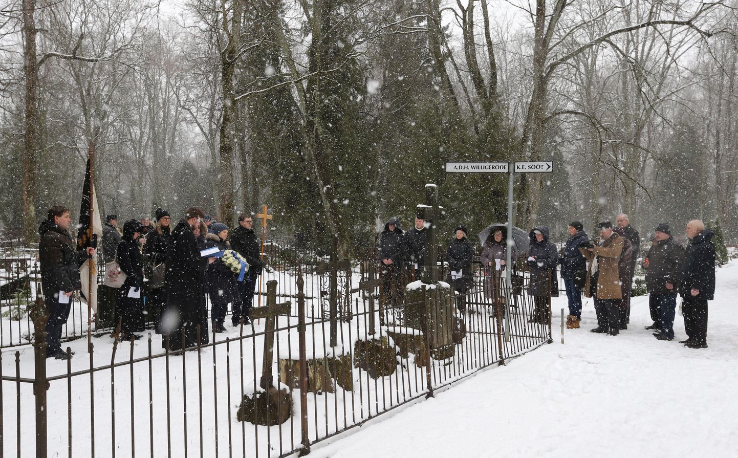 Mälestuspalvus Willigerode haual Raadi kalmistul möödus tihedas lumesajus.