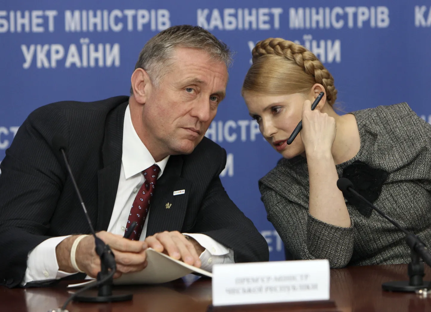 Премьер Украины Юлия Тимошенко во время пресс-конференции с чешским коллегой Миреком Тополанеком.