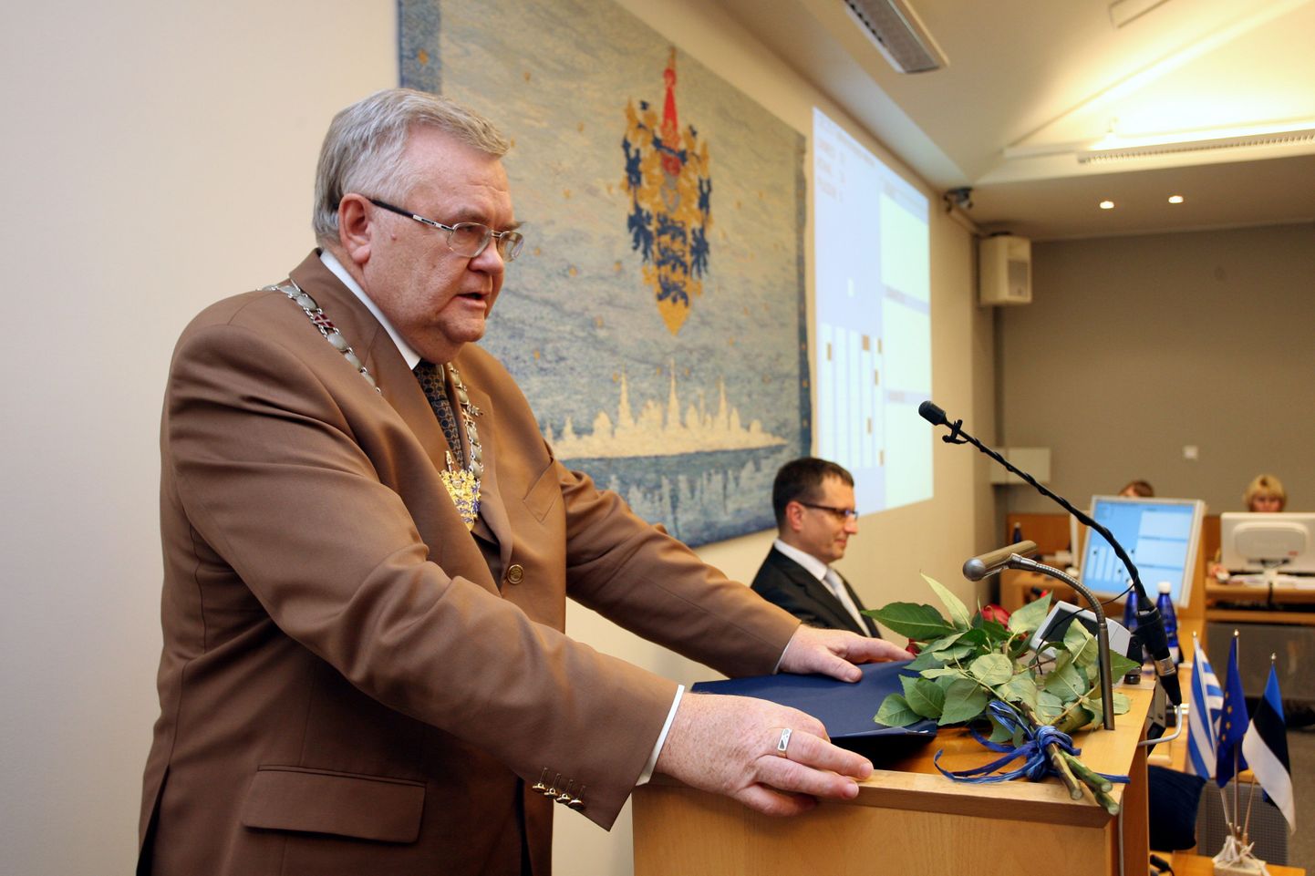 Linnapea Edgar Savisaar volikogu kõnepuldis.
