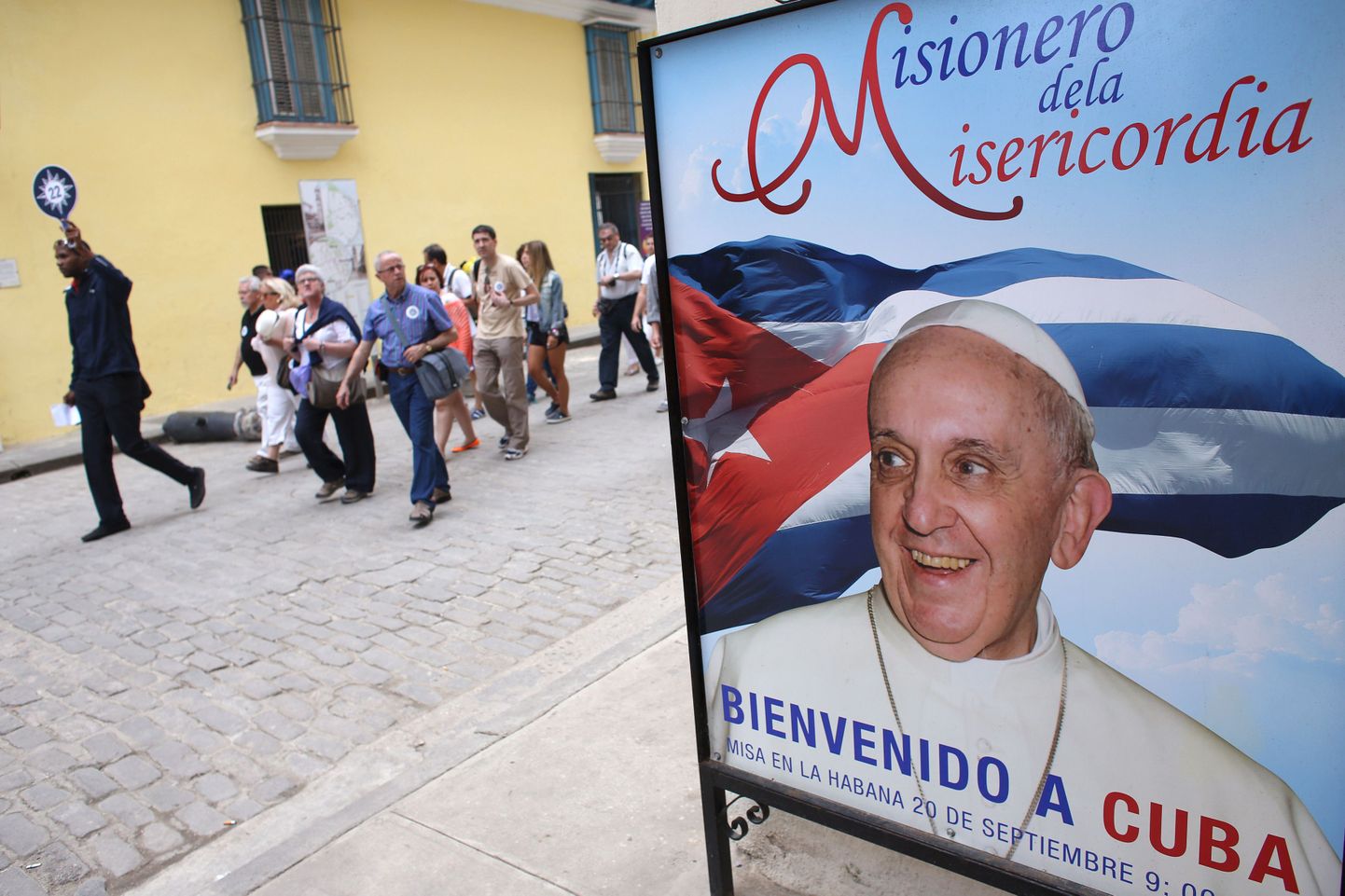 Paavst Fransiscuse plakat sõnumiga 'Tere tulemast Kuubasse' riigi pealinna Havanna tänaval.