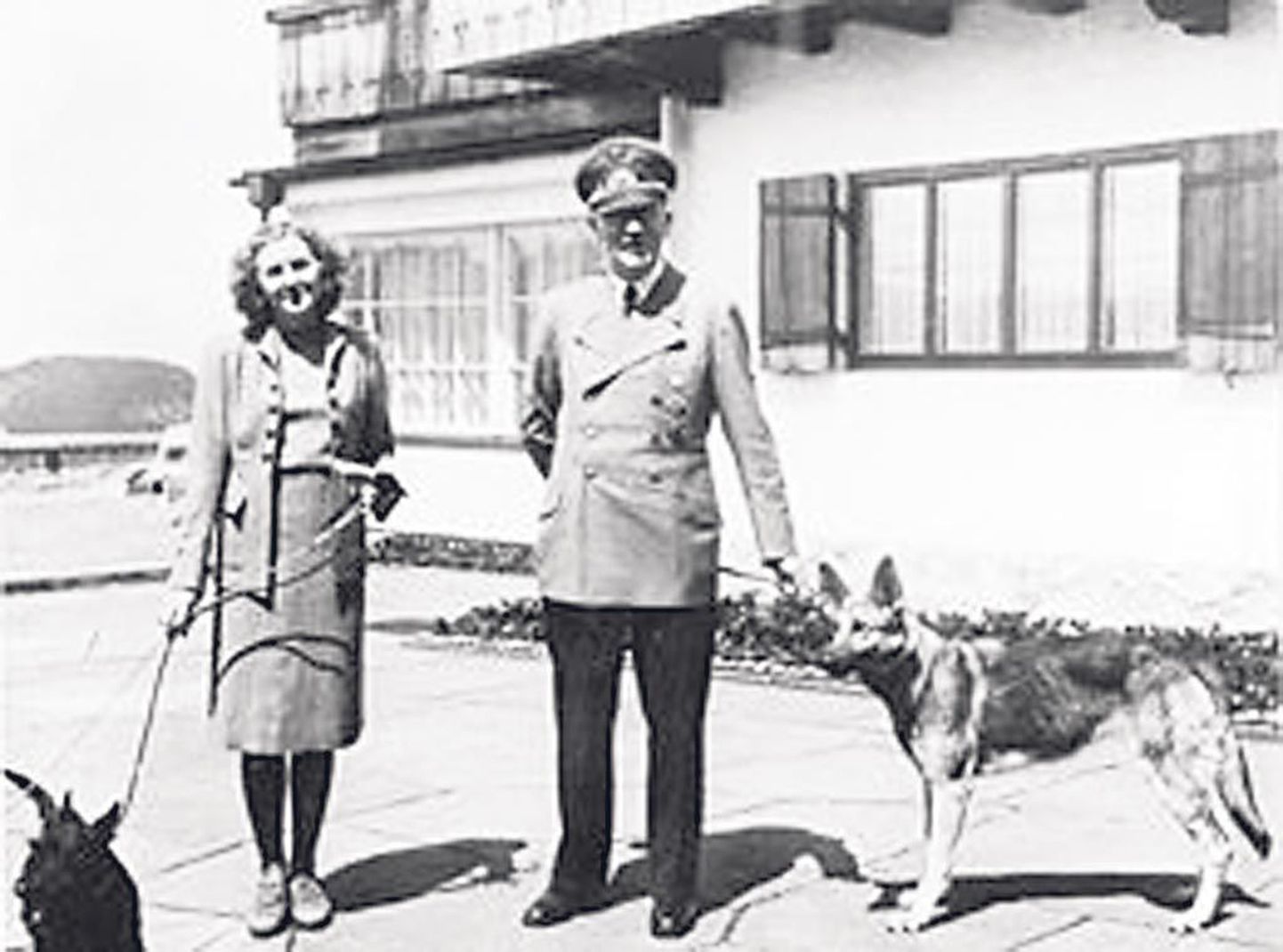 Eva Braun ja Adolf Hitler jõudehetkel füüreri mägiresidentsis, neile mõlemale meeldis Alpides aega veeta.