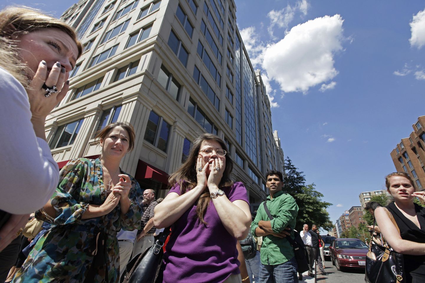 Hirmunud kontoritöötajad kogunesid Washingtonis maavärina järel tänavale.