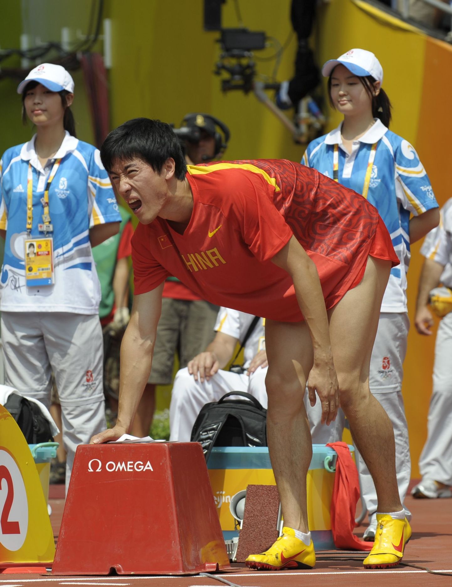 Liu Xiang ei suutnud võistlemist jätkata.