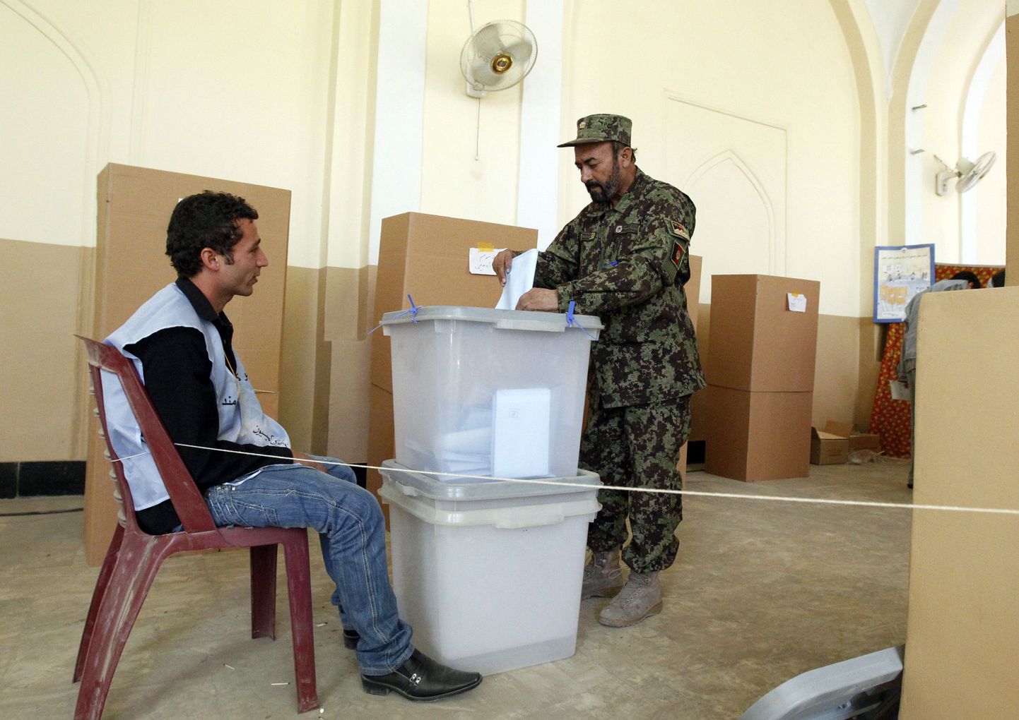 Afganistani sõdur valimisjaoskonnas hääli vastu võtmas.