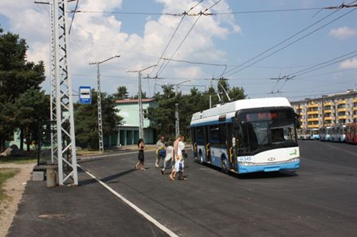 Пассажирам после ремонта улицы надо идти до троллейбуса несколько метров.