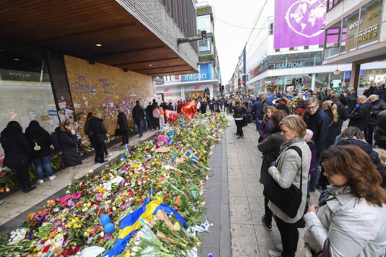 Hukkunute mälestamiseks toodud lillemeri Ahlensi kaubamaja ees Drottninggatani jalakäijatetänaval Stockholmi kesklinnas. FOTO: Fredrik Sandberg/TT/Scanpix
