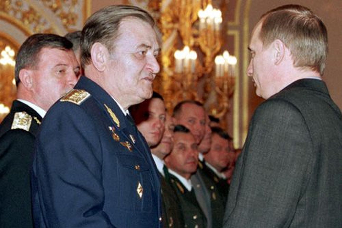 Kindral Anatoli Kornukov koos Vene presidendi Vladimir Putiniga 2001. aastal tehtud fotol.