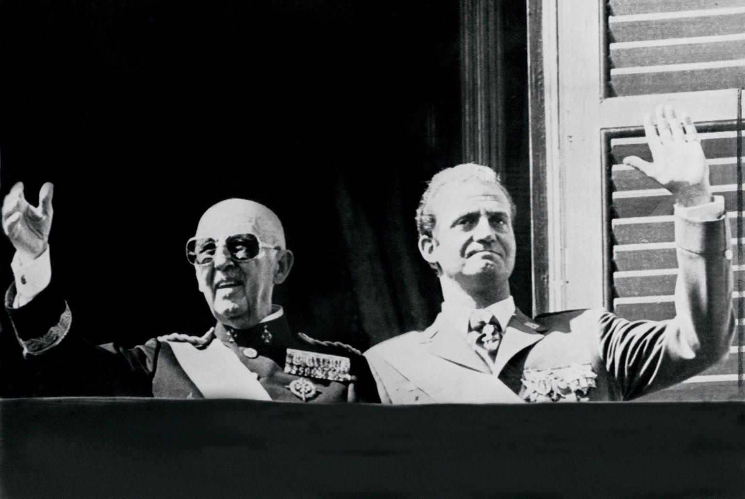 Hispaania diktaator Francisco Franco (vasakul) ja prints Juan Carlos 1975. aasta oktoobris tervitavad Madridis rahvast. Kuu hiljem Franco suri ning tema otsusel kerkis Juan Carlos kuningaks, algatades riigis demokratiseerimise.