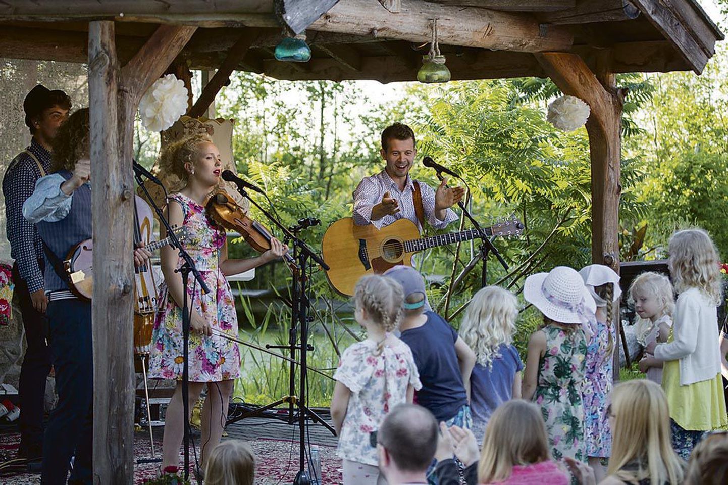 Kabli Päikeseloojangu festivalile on iseloomulikud õdusad õhtud keset loodust. Pildil laulab lastele Curly Strings.