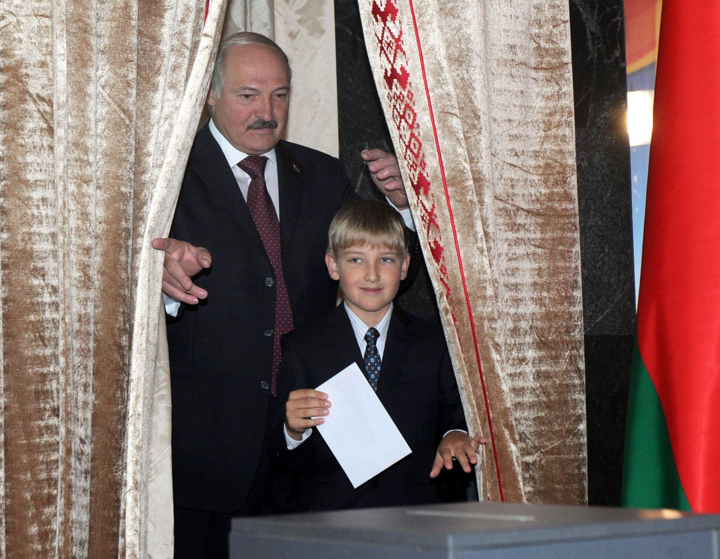 Valgevene president Aleksandr Lukašenka koos noorima poja Koljaga valimisjaoskonnas septembris 2012.