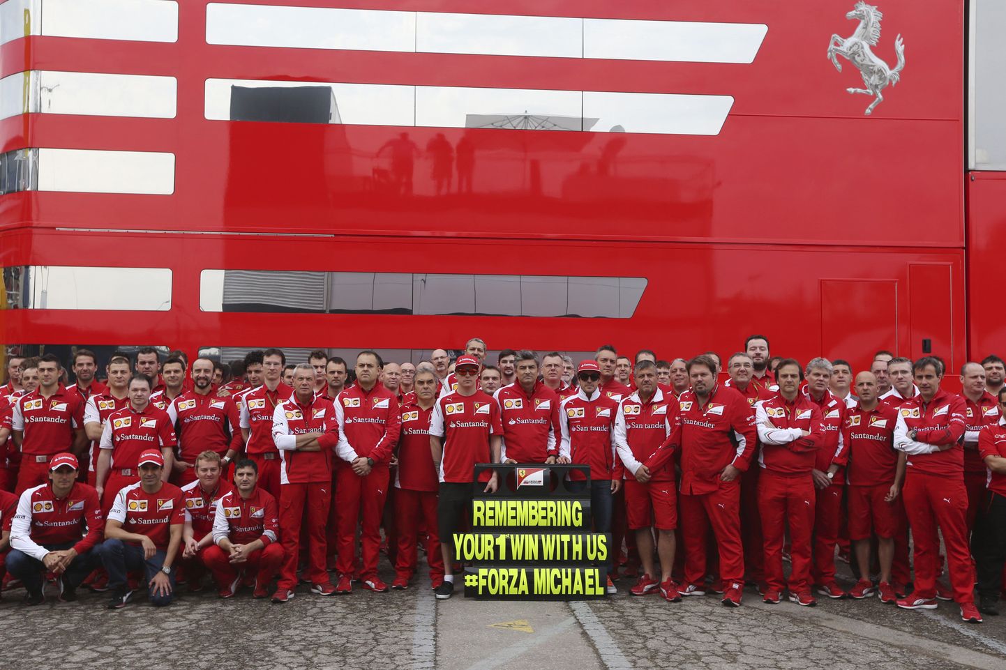 Ferrari võistkond tervitas Michael Schumacherit.