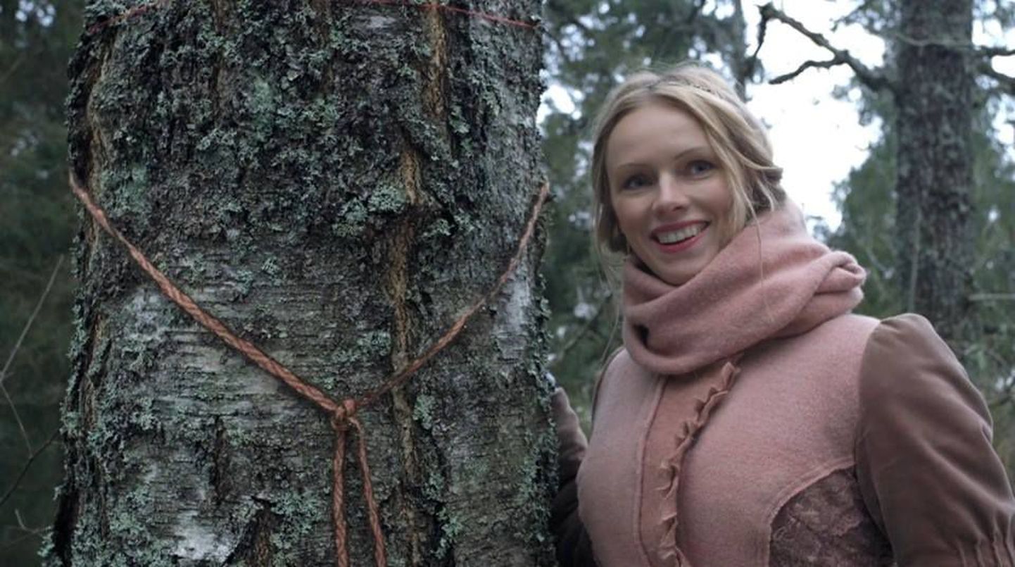 Kristiina Ehin oli kaamera ees Raplamaal Paluküla Hiiemäel.