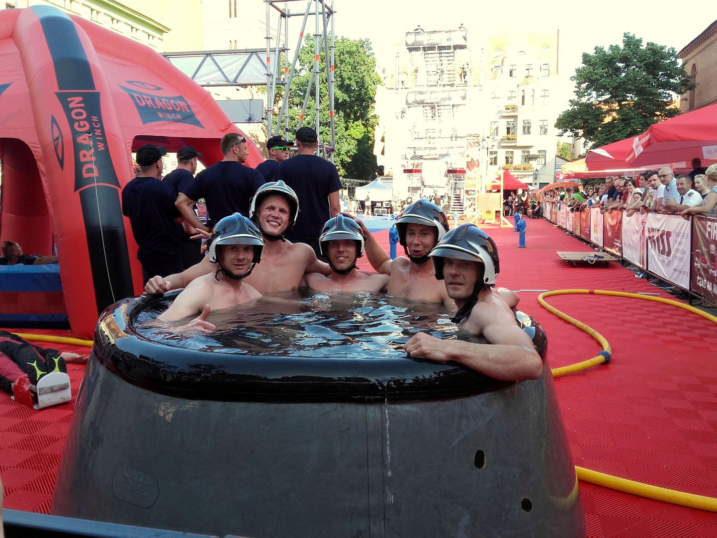 Mihkel Luht (vasakult), Sander Kaasik, Alor Kasepõld, Kristjan Mikk ja Ivar Frantsuzov naudivad «hea võistluse vanni».