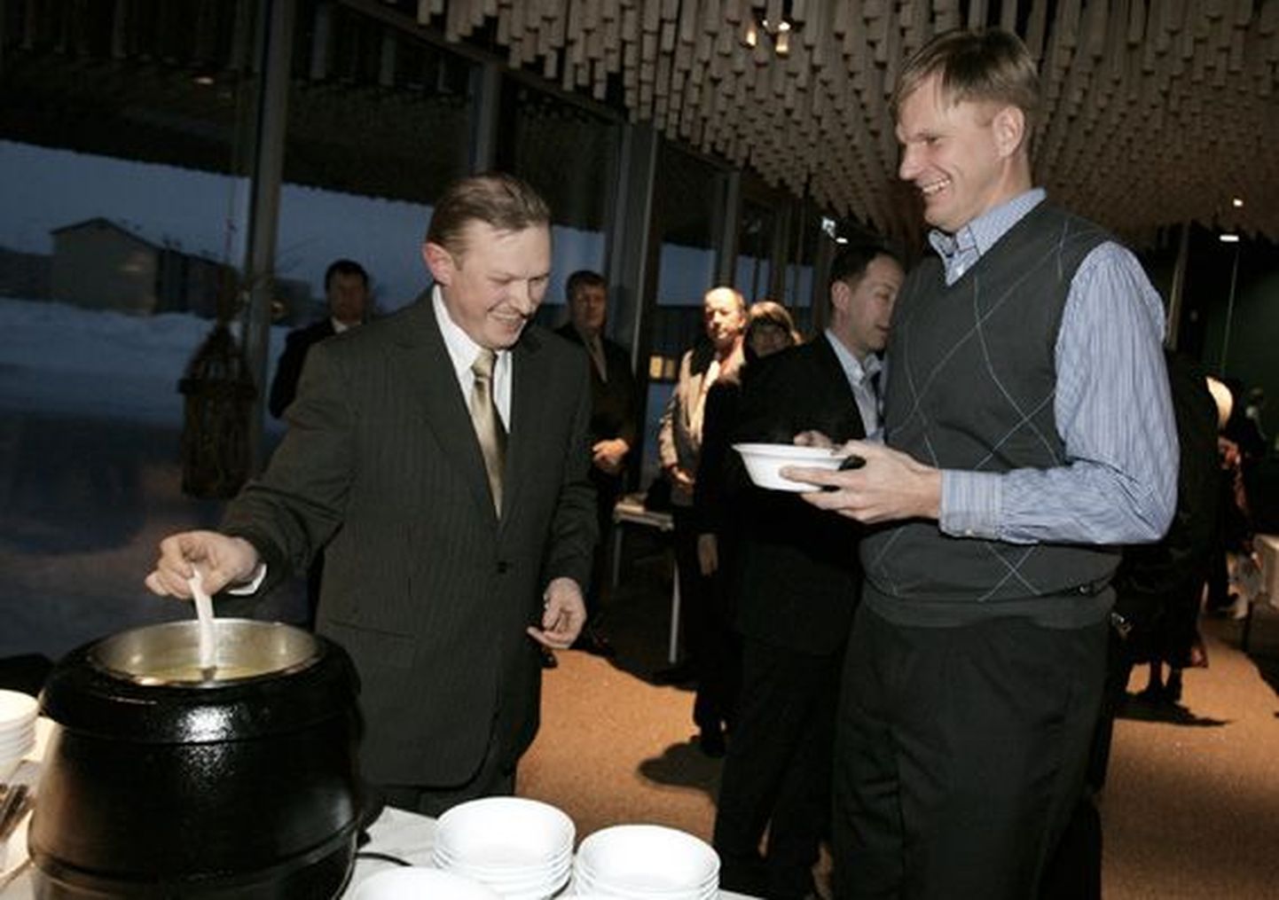 Aasta isikuteo auhinna võitnud Urmas Lindlo pakub endatehtud suppi oma kõige kõvemale konkurendile Jaanus Lekile.