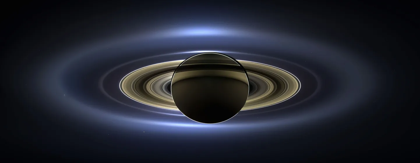 Naturaalsete värvidega foto Saturnist, millel on jäädvustatud kõik rõngad peale kõige välimise, Saturni kuud, Maa, Marss ja Veenus.