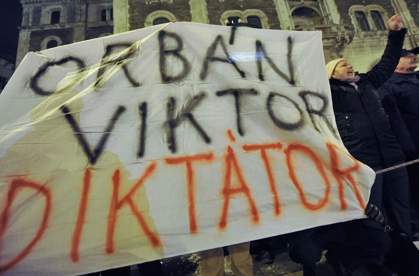 Ungari peaminister Viktor Orbani vastased meeleavaldajad tänavatel.