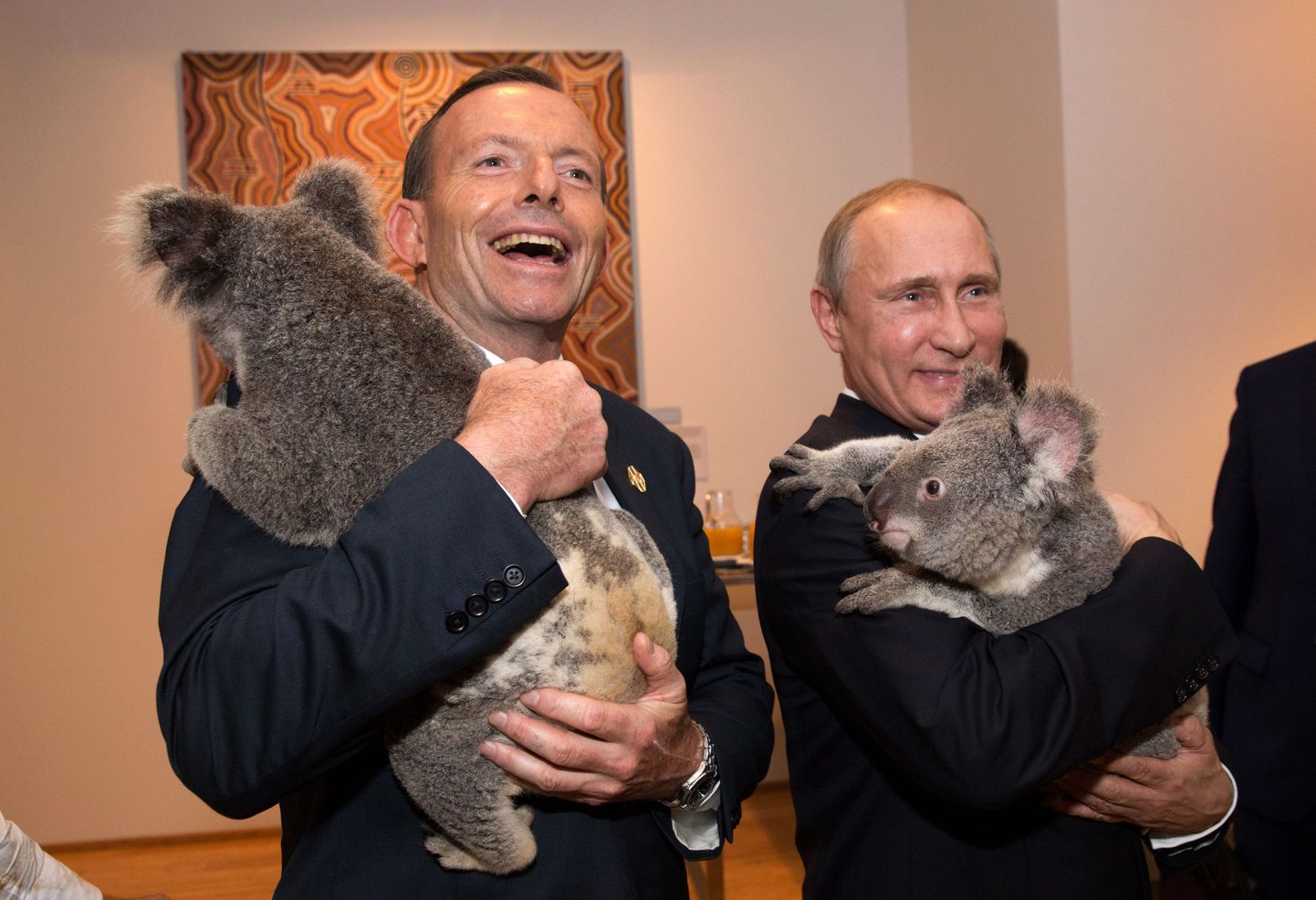 Austraalia peaminister Tony Abbott ja Venemaa president Vladimir Putin poseerimas koaaladega