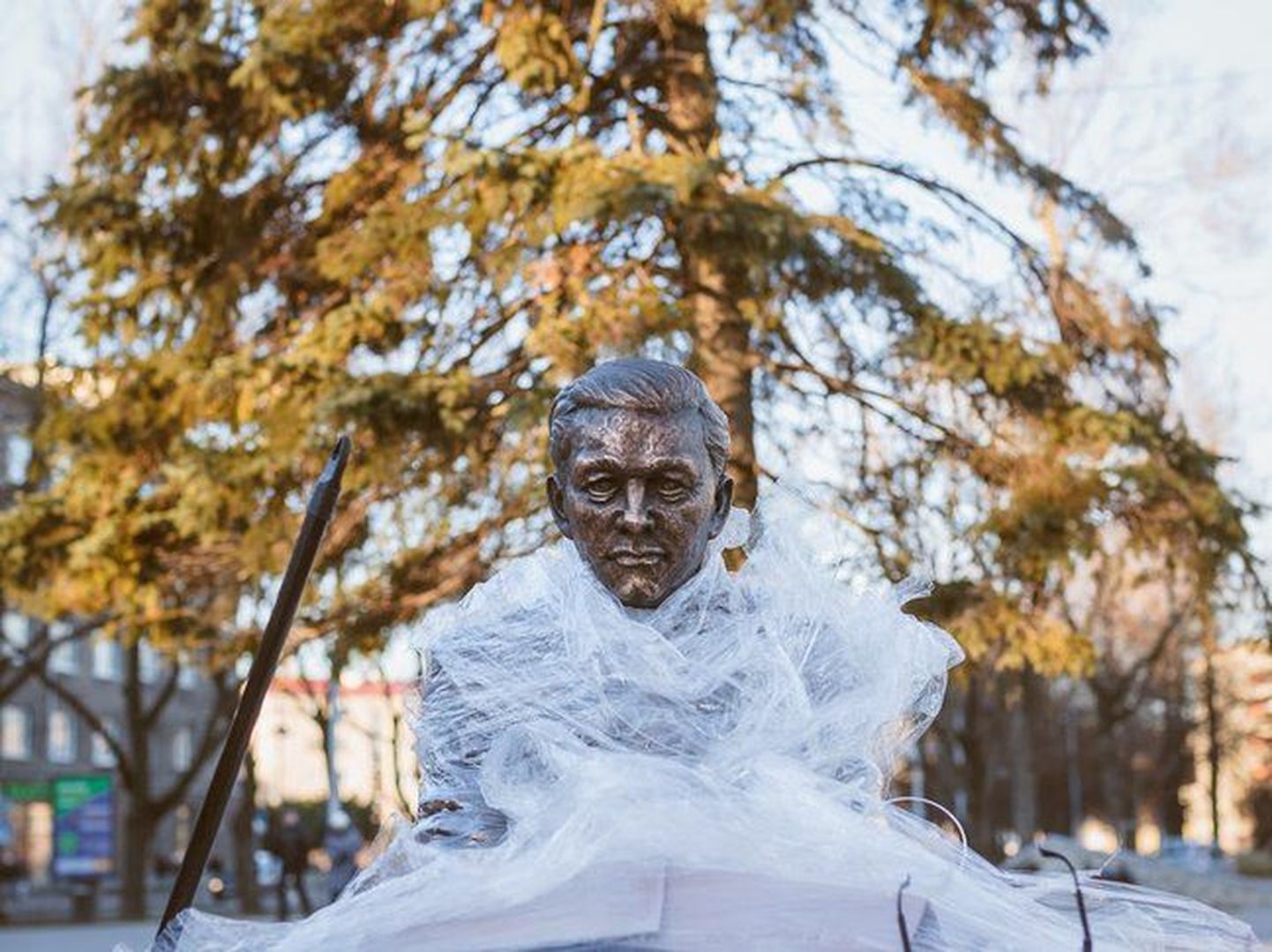 Памятник Паулю Кересу установили возле Петровской площади Нарвы, но пока скрывают от людских глаз. Праздничное открытие состоится 7 января - точно в день столетия знаменитого эстонского шахматиста.