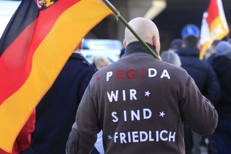 PEGIDA toetaja täna Kölnis, seljal kiri: «Me oleme rahumeelsed». Fotod: Scanpix