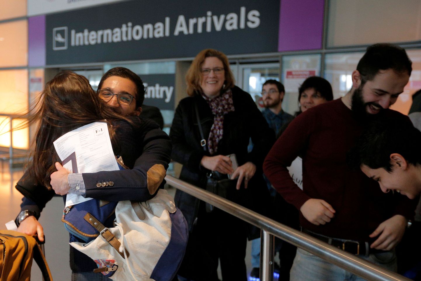 Worcesteri polütehnilise instituudi (WPI) üliõpilane Behnam Partopour lasti pärast föderaalkohtuniku otsust Trumpi reisikeeld külmutada USA lennule. Fotol kallistab mees oma õde Logani lennujaamas.