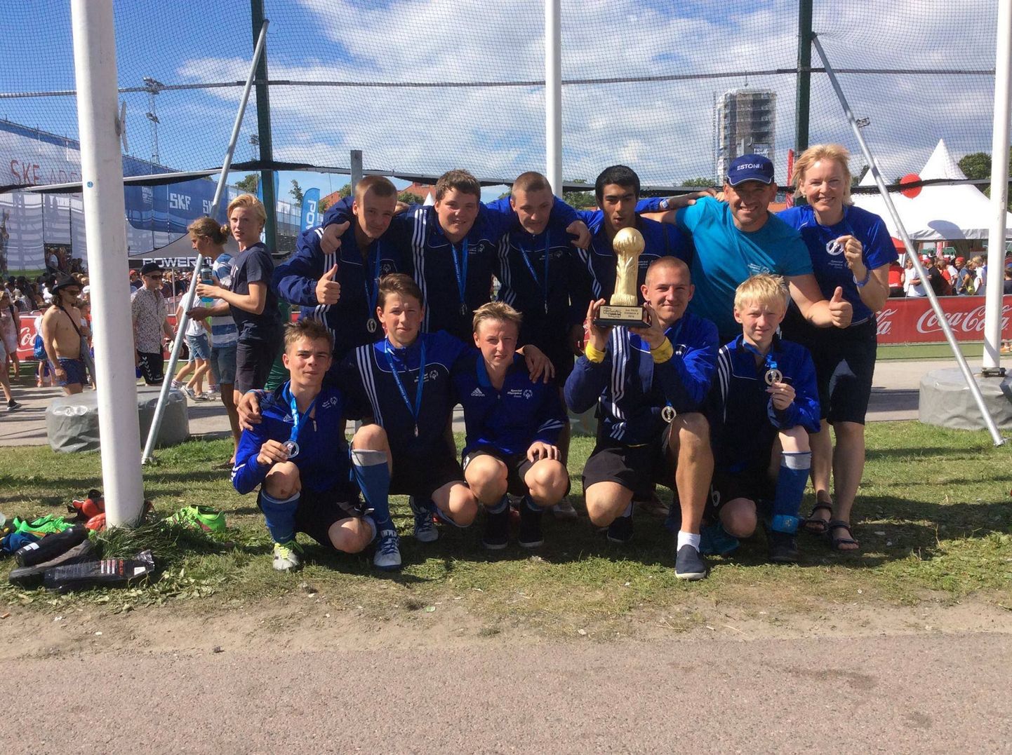 Eesti eriolümpia jalgpalli esindusmeeskond Rootsis, kus nad osalesid rahvusvahelisel turniiril Gothia Cup. Tublid spordipoisid saavutasid B divisjonis teise koha.