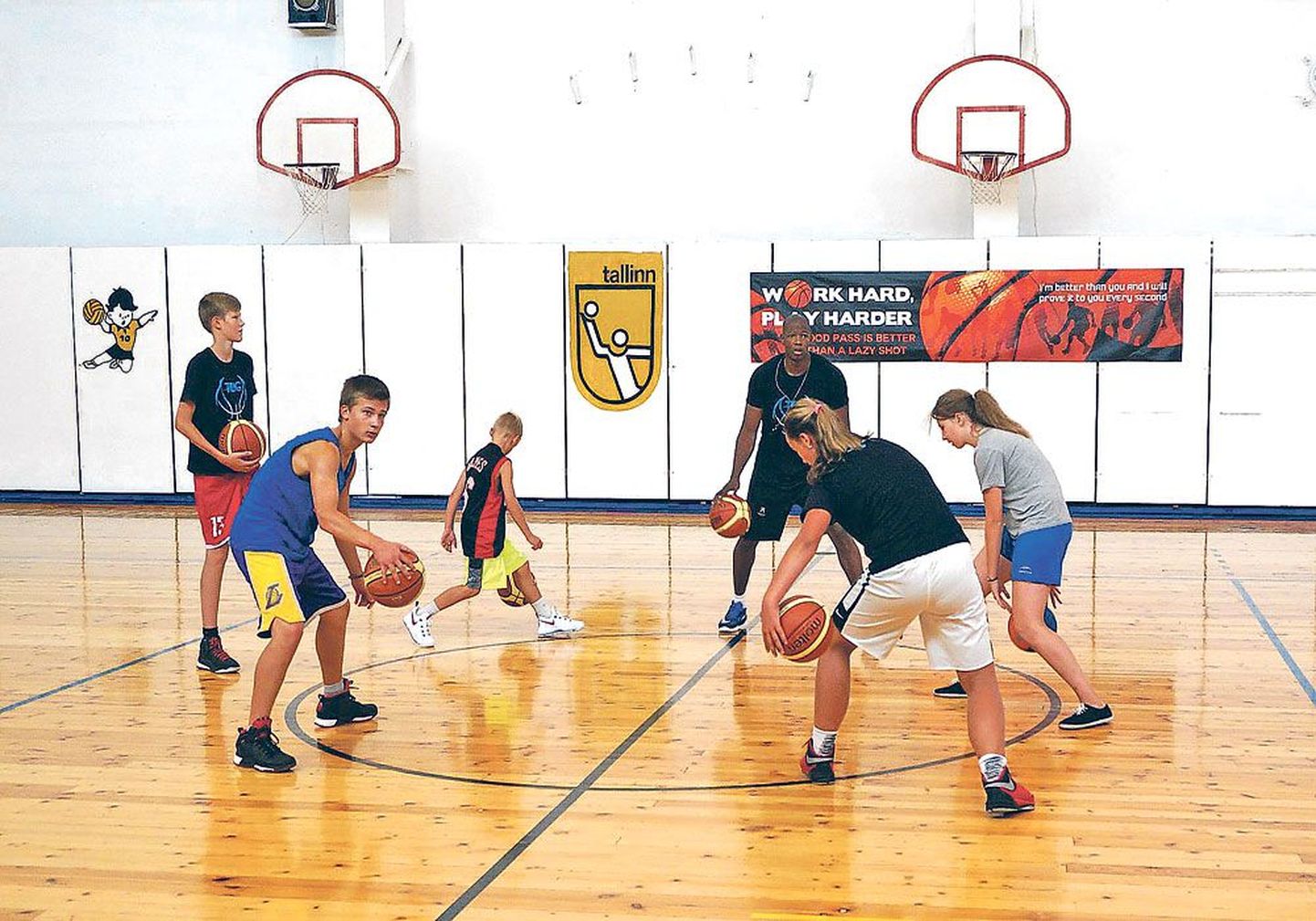 Говард Фрайер (в центре) тренирует молодых баскетболистов.