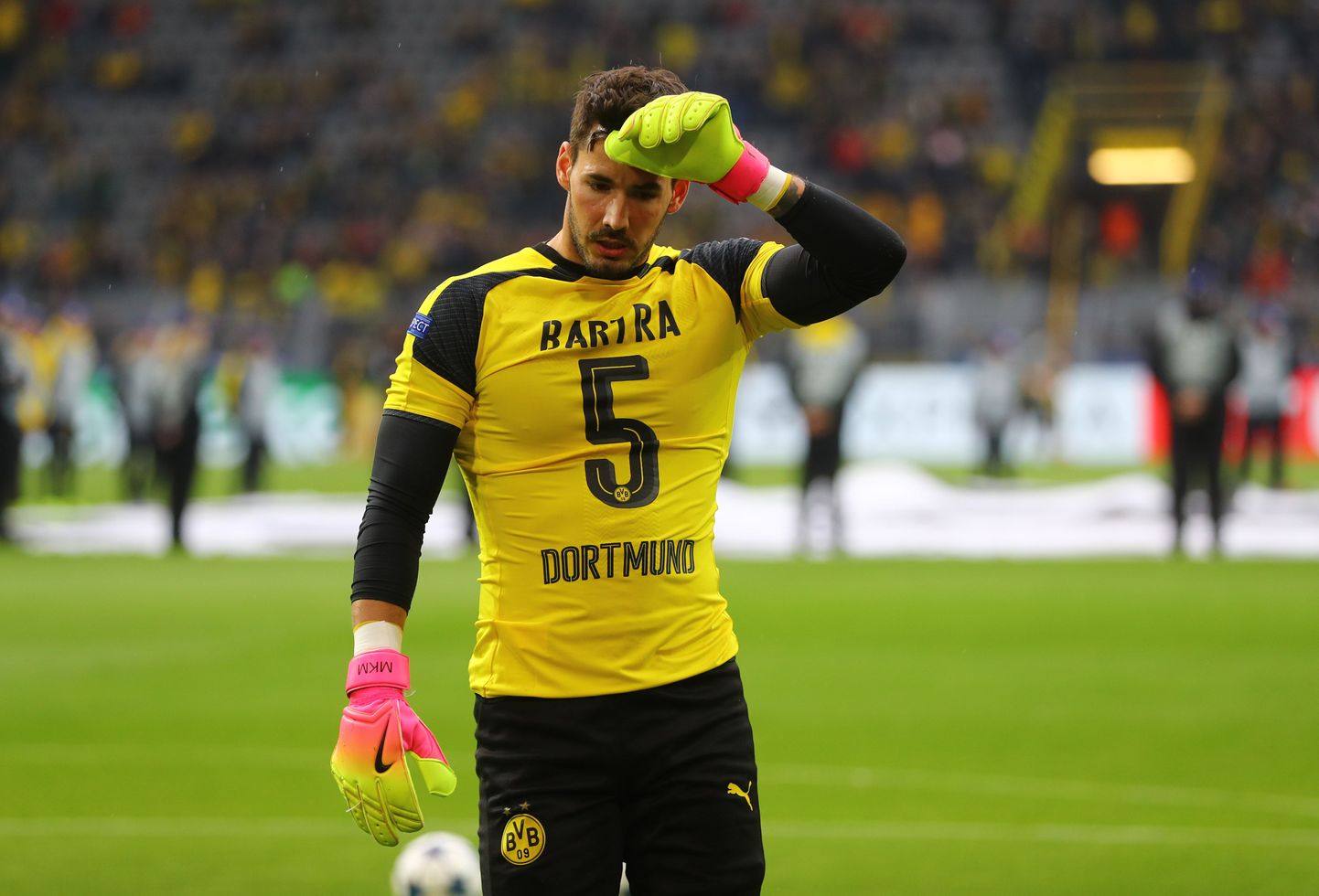 Dortmundi Borussia väravavaht Roman Bürki Meistrite liiga veerandfinaalkohtumises AS Monaco vastu, mille eel kandsid kõik mängijad pommirünnakus vigastada saanud Marc Bartra nimega särki.