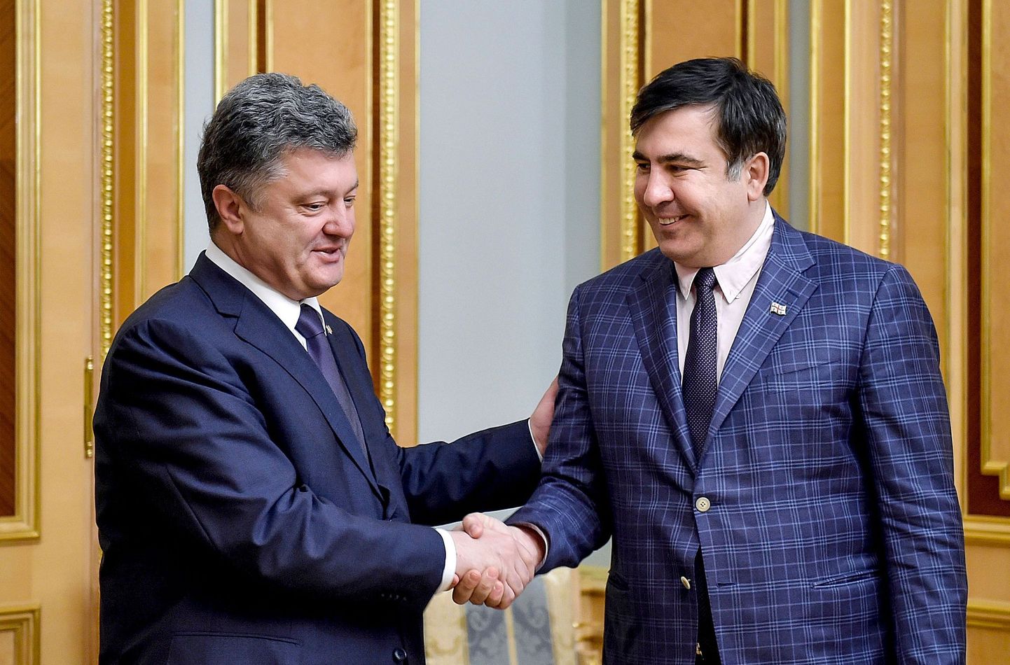 Президент Украины Петр Порошенко (на фото слева) называл бывшего президента Грузии Михаила Саакашвили (на фото справа) большим другом Украины.