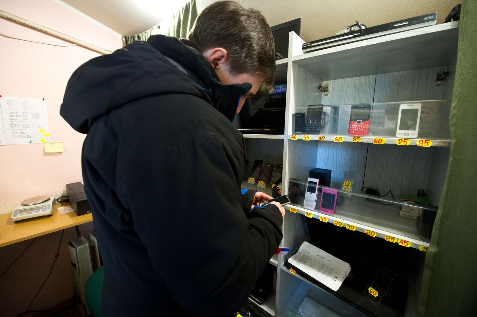 Politsei kontrollimas Sõle tänaval asuvat pandimaja.