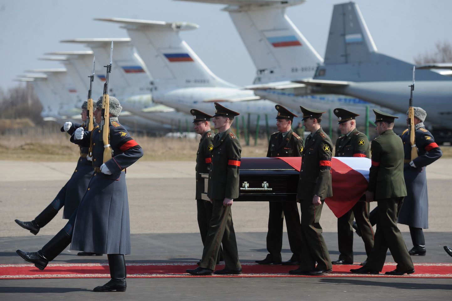 Poola presidendi Lech Kaczynski surnukeha kanti Smolenskis lennukile kurva tseremoonia saatel