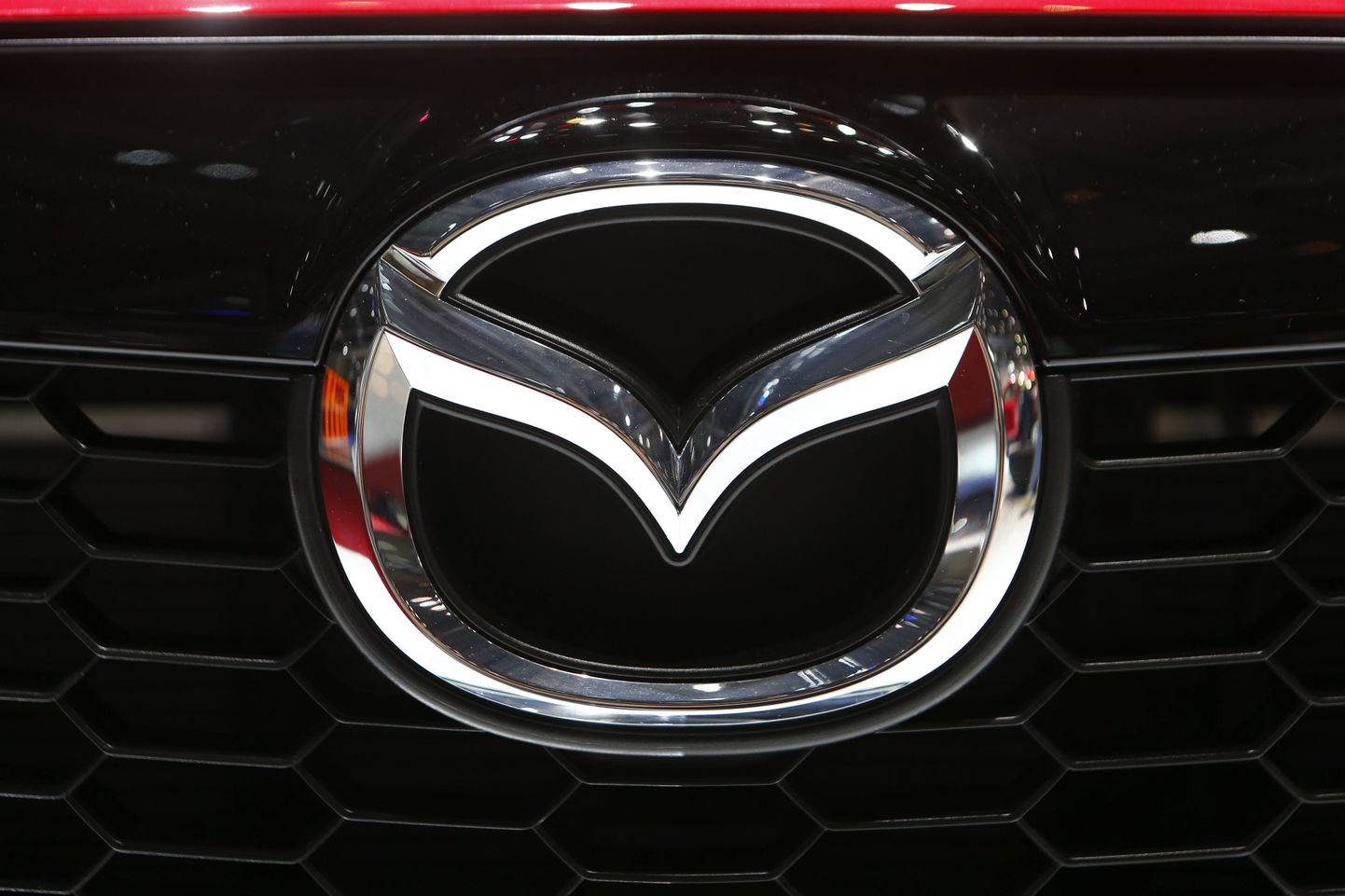 Mazda logo auto iluvõrel. Foto on illustreeriv.