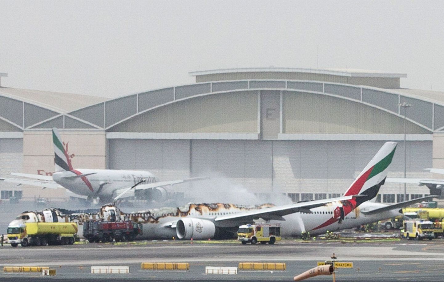 Emirates Airline´i lennuki põlengu kustutamine Dubai lennuväljal