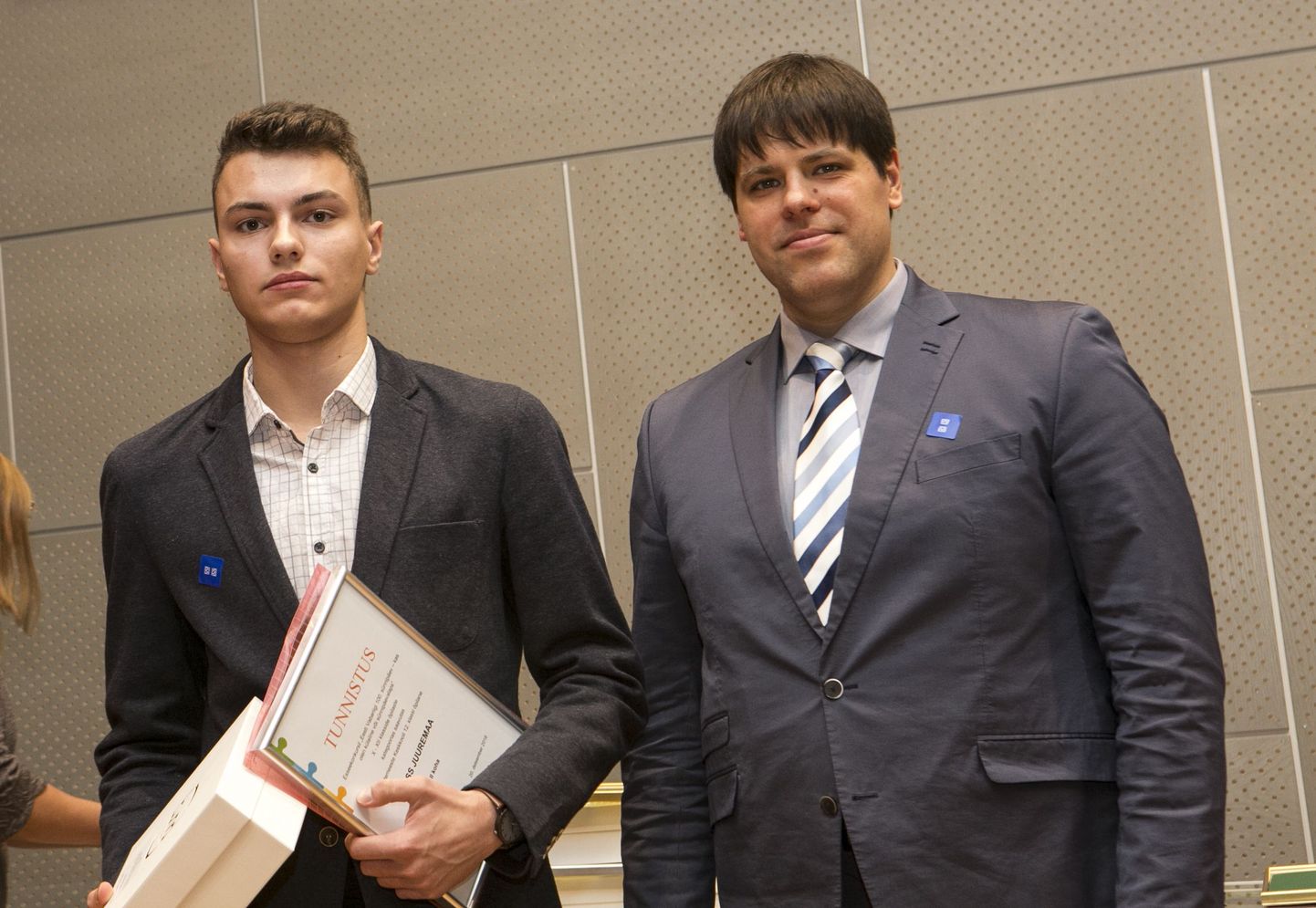 Häädemeeste kooli abiturient Jass Juuremaa (vasakul) ja Integratsiooni ja Migratsiooni sihtasutus Meie Inimesed juhataja Dmitri Burnašev.