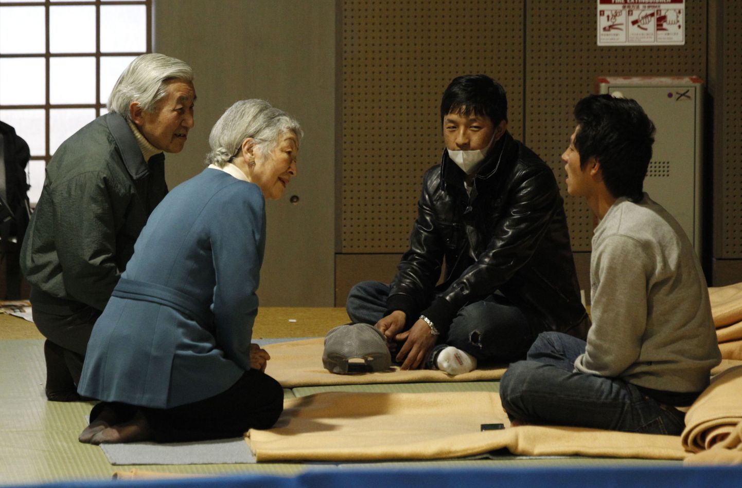 Jaapani keiser Akihito ja keisrinna Michiko pealinnas Tokyos asuvas põgenikekeskuses.