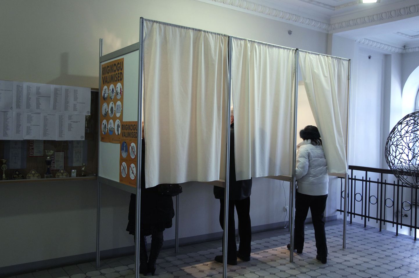 Один из избирательных участков в Таллинне.