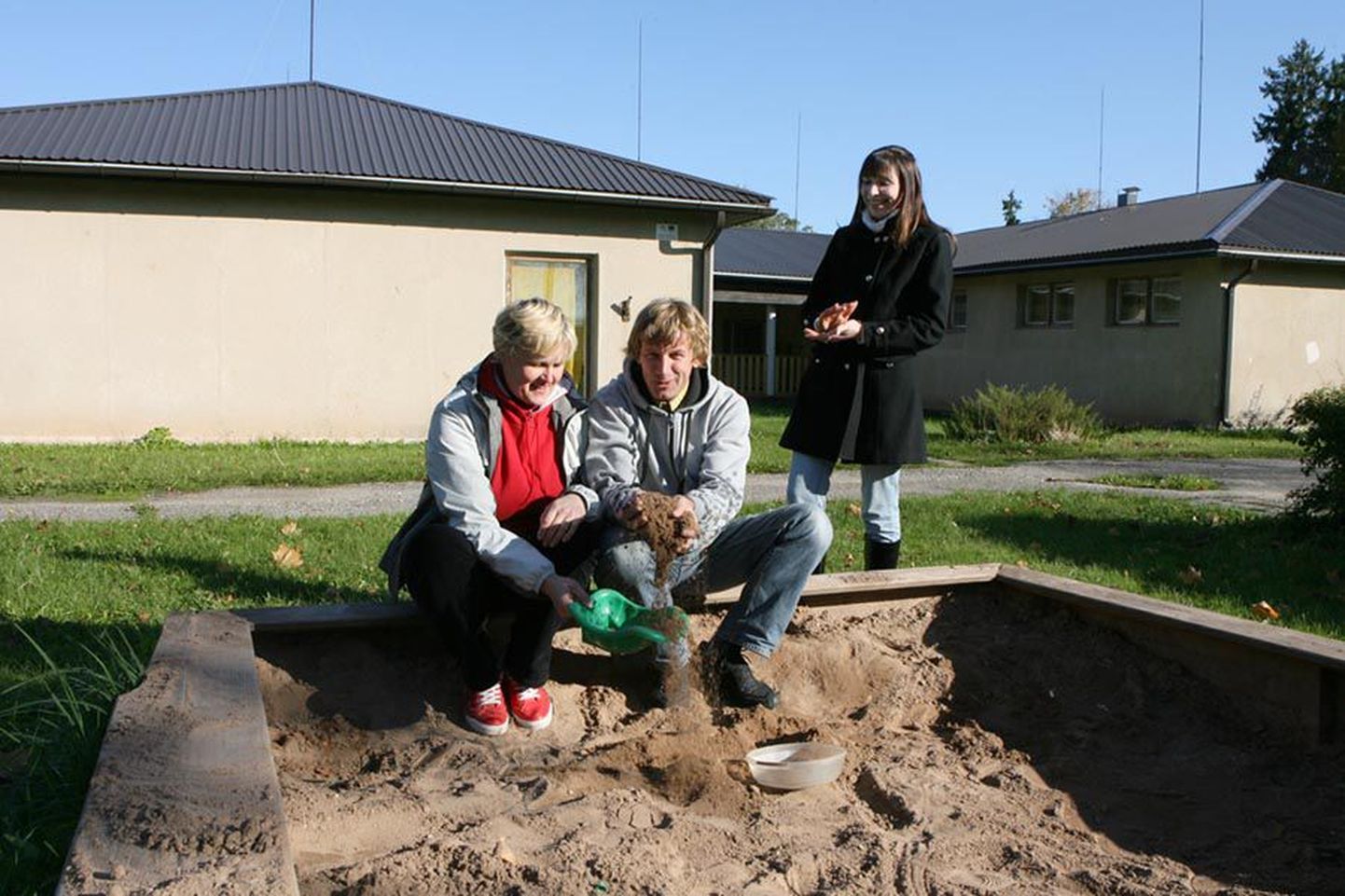 Kamara külaseltsi juhatuse liikmed (vasakult) Eve Raska, Urmas Põllumäe ja Liia Laarmann usuvad, et mänguruumi jagub selles paigas kõikidele.