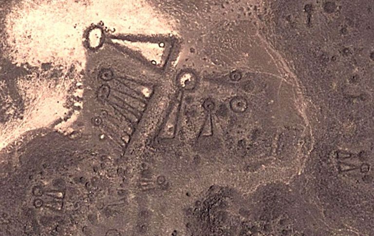 Araabia poolsaarel Saudi Araabias Harrat Khayabari kõrbes asuvad struktuurid